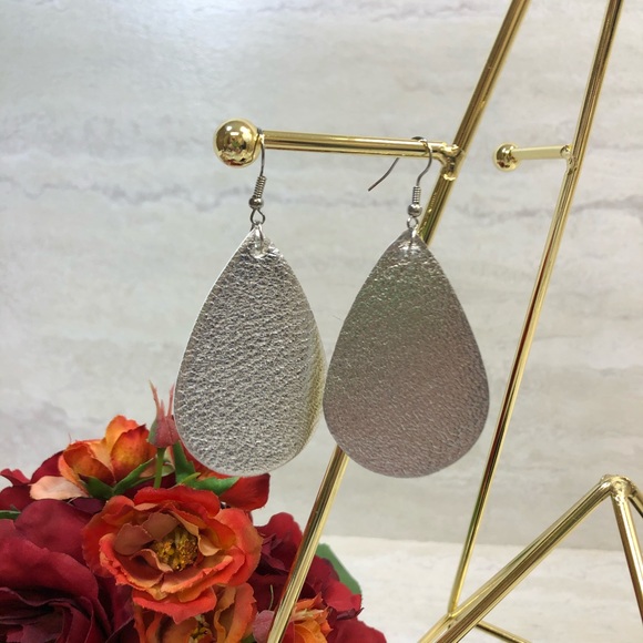 Jewelry - 5/$20 silver oval earrings
